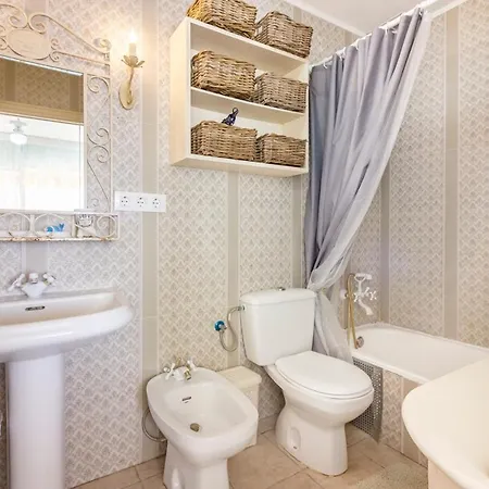 Villa Sleeps 4 With Wifi *